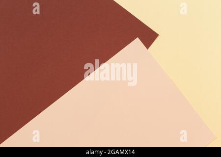 Documenti a colori composizione di geometria di sfondo giallo con toni di beige e marrone Foto Stock