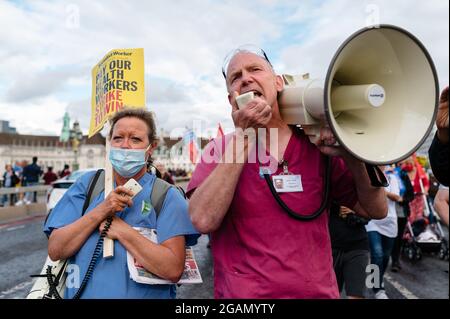 Londra, Regno Unito. 30 luglio 2021. Lavoratori NHS marcia da St Thoma's Hospital a Downing Street contro il 3% di aumento salariale dal governo. Foto Stock