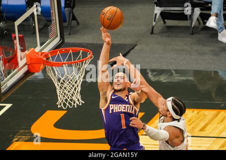 Orlando, Florida, USA, 23 marzo 2021, Phoenix Suns Devin Booker n. 1 tenta di effettuare un tiro durante la partita all'Amway Center (Photo Credit: Marty Jean-Louis) Foto Stock