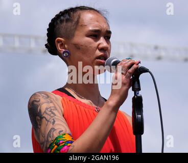 Ottawa, Canada. 31 luglio 2021. Mumilaaq Qaqqaq, deputato federale (NDP) per la cavalcata di Nunavut, organizzatore della manifestazione parla di fronte al Parlamento, come centinaia di persone dal Parlamento canadese al Ministero della Giustizia chiedendo verità e giustizia per le popolazioni indigene a seguito dei risultati degli orrori in Canadian Indian Residential Schools. Chiedono un procuratore speciale e un'indagine indipendente sulle azioni del governo e delle Chiese cattoliche in materia. Credit: Meanderingemu/Alamy Live News Foto Stock