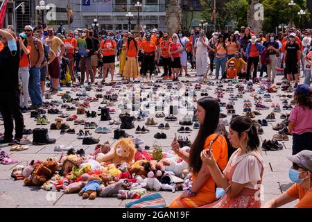 Ottawa, Canada. 31 luglio 2021. Centinaia di persone camminarono dal Parlamento canadese al Ministero della Giustizia chiedendo verità e giustizia per le popolazioni indigene dopo i risultati degli orrori nelle scuole residenziali indiane canadesi. Chiedono un procuratore speciale e un'indagine indipendente sulle azioni del governo e delle Chiese cattoliche in materia. Credit: Meanderingemu/Alamy Live News Foto Stock