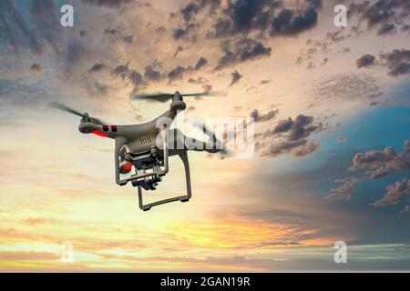 Un drone cattura le viste mozzafiato del tramonto su un cielo spettacolare pieno di nuvole e colori vivaci durante le ore serali Foto Stock