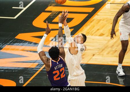 Orlando, Florida, USA, 23 marzo 2021, Phoenix Suns DeAndre Ayton n. 22 scatta una foto all'Amway Center (Photo Credit: Marty Jean-Louis) Foto Stock