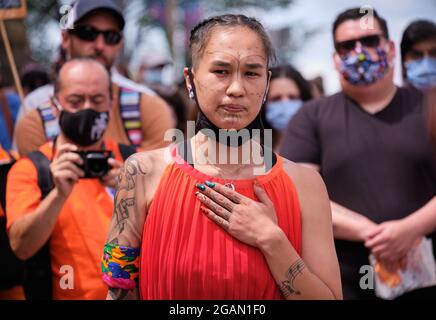 Ottawa, Canada. 31 luglio 2021. Ottawa, Canada. 31 luglio 2021. Mumilaaq Qaqqaq, deputato federale (NDP) per la cavalcata di Nunavut, ha pronunciato un discorso appassionato di fronte all'ufficio del primo Ministro, mentre Hundred Walk richiede verità e giustizia per le popolazioni indigene a seguito dei risultati degli orrori nelle scuole residenziali indiane canadesi. Chiedono un procuratore speciale e un'indagine indipendente sulle azioni del governo e delle Chiese cattoliche in materia. Credit: Meanderingemu/Alamy Live News Foto Stock