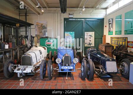 Halford Special, Bugatti Type 37 e Delage 15-S8, Grand Prix Collection, Jackson Shed, Brooklands Museum, Weybridge, Surrey, Inghilterra, Regno Unito, Europa Foto Stock