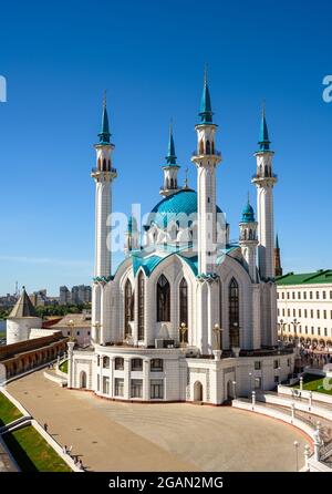 Moschea di Kul Sharif nel Cremlino di Kazan, Tatarstan, Russia. E' un famoso punto di riferimento di Kazan. Vista aerea della splendida architettura islamica, attrazioni turistiche Foto Stock