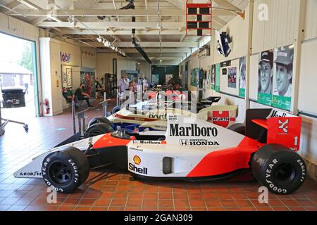 McLaren MP4/6 (Ayrton Senna, 1991, show car), Jackson Shed, Brooklands Museum, Weybridge, Surrey, Inghilterra, Gran Bretagna, Regno Unito, Regno Unito, Europa Foto Stock