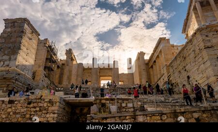 Propylaea della famosa Acropoli di Atene, Grecia. L'ingresso all'Acropoli è le attrazioni turistiche di Atene. La gente visita l'antico Gr Foto Stock