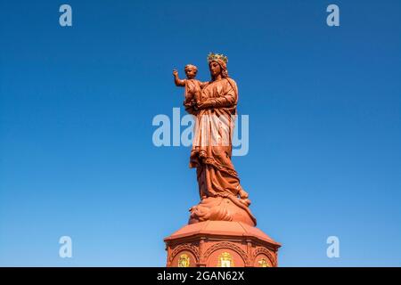 Le Puy en Velay, statua di ND de France monumentale opera costruita da cannoni catturati durante l'assedio di Sebastopol, Haute Loire, Auvergne, Francia Foto Stock