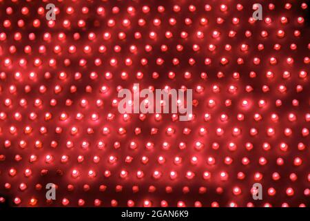 pannello a led rosso per esterni economico con diodi singoli, vista ravvicinata a tutto il fotogramma con messa a fuoco selettiva. Foto Stock