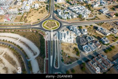 Vista aerea del drone di una rotonda dal design moderno. Trasporto stradale Nicosia Cipro Foto Stock