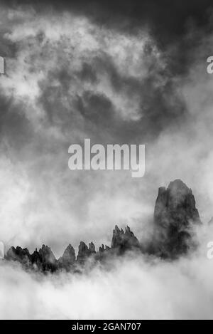 Dolomiti Montagne Rocciose coperte di spettacolari nuvole in serata. Foto Stock