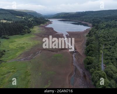 Lago artificiale di Llwyn Onn, Merthyr Tydfil, Galles del Sud. 31 luglio 2021. Tempo nel Regno Unito: Cieli scuri sul lago artificiale dall'aspetto parcheggiato questa sera. Foto Stock