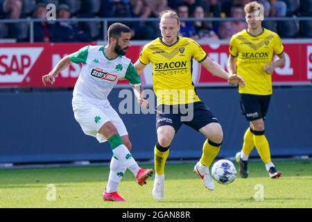 VENLO, PAESI BASSI - LUGLIO 31: Antonio Pereira di Panathinaikos FC e Guus Hupperts di VVV Venlo durante la partita pre-stagione tra VVV-Venlo e Panathinaikos FC al Covebo Stadion De Koel il 31 luglio 2021 a Venlo, Paesi Bassi (Foto di Jeroen Meuwsen/Orange Pictures) Foto Stock