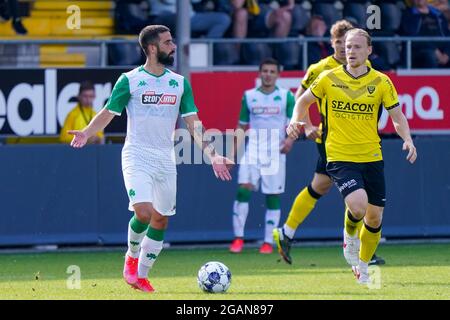 VENLO, PAESI BASSI - LUGLIO 31: Antonio Pereira di Panathinaikos FC e Guus Hupperts di VVV Venlo durante la partita pre-stagione tra VVV-Venlo e Panathinaikos FC al Covebo Stadion De Koel il 31 luglio 2021 a Venlo, Paesi Bassi (Foto di Jeroen Meuwsen/Orange Pictures) Foto Stock