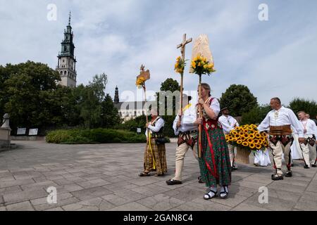 Czestochowa, Polonia. 31 luglio 2021. Gli altipiani hanno visto camminare con croci e simboli religiosi, durante il pellegrinaggio.ogni anno in estate, migliaia di pellegrini vengono al monastero di Jasna Gora a Czestochowa per pregare davanti all'immagine della Madonna Nera. Tradizionalmente, ogni anno, gli altipiani vengono anche a Jasna Gora. Il Monastero di Jasna Gora è il più grande santuario della Polonia per tutti i cattolici. Credit: SOPA Images Limited/Alamy Live News Foto Stock