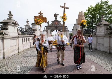 Czestochowa, Polonia. 31 luglio 2021. Gli altipiani hanno visto camminare con croci e simboli religiosi, durante il pellegrinaggio.ogni anno in estate, migliaia di pellegrini vengono al monastero di Jasna Gora a Czestochowa per pregare davanti all'immagine della Madonna Nera. Tradizionalmente, ogni anno, gli altipiani vengono anche a Jasna Gora. Il Monastero di Jasna Gora è il più grande santuario della Polonia per tutti i cattolici. Credit: SOPA Images Limited/Alamy Live News Foto Stock