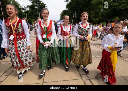 Czestochowa, Polonia. 31 luglio 2021. Giovani alunni vedevano camminare mentre cantavano, durante il pellegrinaggio.ogni anno in estate, migliaia di pellegrini vengono al monastero di Jasna Gora a Czestochowa per pregare davanti all'immagine della Madonna Nera. Tradizionalmente, ogni anno, gli altipiani vengono anche a Jasna Gora. Il Monastero di Jasna Gora è il più grande santuario della Polonia per tutti i cattolici. Credit: SOPA Images Limited/Alamy Live News Foto Stock