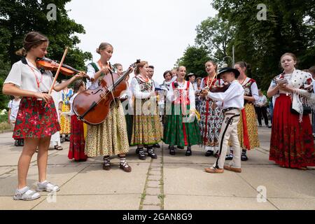 Czestochowa, Polonia. 31 luglio 2021. Giovani highlanders suonano musica per strada, durante il pellegrinaggio.ogni anno in estate, migliaia di pellegrini vengono al monastero di Jasna Gora a Czestochowa per pregare davanti all'immagine della Madonna Nera. Tradizionalmente, ogni anno, gli altipiani vengono anche a Jasna Gora. Il Monastero di Jasna Gora è il più grande santuario della Polonia per tutti i cattolici. Credit: SOPA Images Limited/Alamy Live News Foto Stock