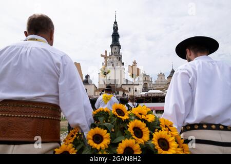 Czestochowa, Polonia. 31 luglio 2021. Gli altipiani hanno visto camminare con un mazzo di girasoli, durante il pellegrinaggio.ogni anno in estate, migliaia di pellegrini vengono al monastero di Jasna Gora a Czestochowa per pregare davanti all'immagine della Madonna Nera. Tradizionalmente, ogni anno, gli altipiani vengono anche a Jasna Gora. Il Monastero di Jasna Gora è il più grande santuario della Polonia per tutti i cattolici. Credit: SOPA Images Limited/Alamy Live News Foto Stock