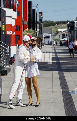 RAIKKONEN Kimi (fin), Alfa Romeo Racing ORLEN C41, ritratto e sua moglie Minttu Virtanen durante la Formula 1 Magyar Nagydij 2021, Gran Premio d'Ungheria, 11° appuntamento del Campionato del mondo di Formula uno 2021 FIA dal 30 luglio al 1 agosto 2021 sull'Hungaroring, a Mogyorod, vicino Budapest, Ungheria - Foto Xavi Bonilla / DPPI Foto Stock