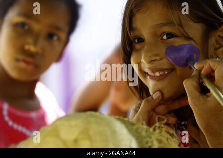 31 luglio 2021, Naguanagua, Carabobo, Venezuela: 31 luglio 2021, 31 luglio 2021, le attività ricreative per i bambini, in attesa della cottura delle arepa, durante la Mega Arepazo, e il punto Naguanagua erano responsabili delle fondazioni Thaima e Luchando por los valores, che insieme a più di 160 organizzazioni, fondazioni, gilde, chiese, si sono unite per dare via 50 mila arepa in tutto il paese. L'iniziativa è nata nella città di Valencia per mano di Manuel Paez, presidente della Fondazione Abrigando Corazones e a Carabobo ha il sostegno di Foto Stock