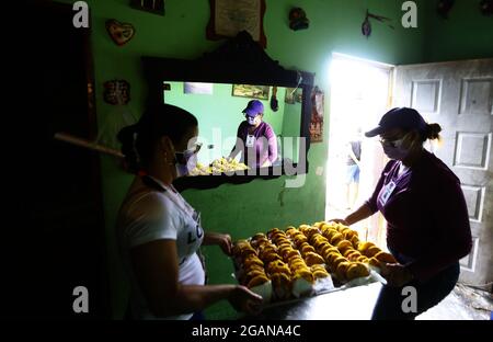 Naguanagua, Carabobo, Venezuela. 31 luglio 2021. 31 luglio 2021 si è tenuta la Mega Arepazo nazionale, dove più di 160 organizzazioni, fondazioni, gilde, chiese, si sono unite per dare via 50 mila arepa in tutto il paese. L'iniziativa è nata nella città di Valencia per mano di Manuel Paez, presidente della Fondazione Abrigando Corazones e a Carabobo ha il sostegno dell'organizzazione Dar MÃs que Recibir, il circolo dei giornalisti grafici e almeno 30 altre fondazioni. Foto: Juan Carlos Hernandez. (Credit Image: © Juan Carlos Hernandez/ZUMA Press Wire) Foto Stock