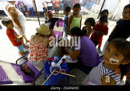 31 luglio 2021, Naguanagua, Carabobo, Venezuela: 31 luglio 2021, 31 luglio 2021, le attività ricreative per i bambini, in attesa della cottura delle arepa, durante la Mega Arepazo, e il punto Naguanagua erano responsabili delle fondazioni Thaima e Luchando por los valores, che insieme a più di 160 organizzazioni, fondazioni, gilde, chiese, si sono unite per dare via 50 mila arepa in tutto il paese. L'iniziativa è nata nella città di Valencia per mano di Manuel Paez, presidente della Fondazione Abrigando Corazones e a Carabobo ha il sostegno di Foto Stock