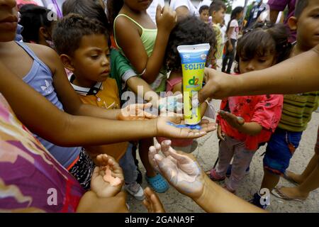 31 luglio 2021, Naguanagua, Carabobo, Venezuela: 31 luglio 2021, 31 luglio 2021, le attività ricreative per i bambini, in attesa della cottura delle arepa, durante la Mega Arepazo, e il punto Naguanagua erano responsabili delle fondazioni Thaima e Luchando por los valores, che insieme a più di 160 organizzazioni, fondazioni, gilde, chiese, si sono unite per dare via 50 mila arepa in tutto il paese. L'iniziativa è nata nella città di Valencia per mano di Manuel Paez, presidente della Fondazione Abrigando Corazones e a Carabobo ha il sostegno di Foto Stock