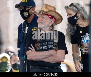Austin Texas USA, 31 luglio 2021: Il cantante Willie Nelson attende con la moglie Annie (r) backstage ad un rally di diritti di voto al Campidoglio del Texas. Decine di oratori hanno criticato gli sforzi repubblicani per modificare le procedure di voto a livello nazionale e in Texas. Circa 3,000 persone sono state trattate con un set di 3 canzoni del leggendario musicista texano. Credit: Bob Daemmrich/Alamy Live News Foto Stock