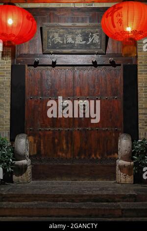 Old legno-cinese tradizionale stile porta-Shuyuanmen antica cultura Via Calligraphy. XI'an-Shaanxi-Cina-1524 Foto Stock