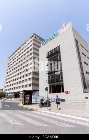 Valencia, Spagna - 24 luglio 2021: Ospedale pubblico Arnau de Vilanova, uno dei più importanti ospedali di Valencia Foto Stock