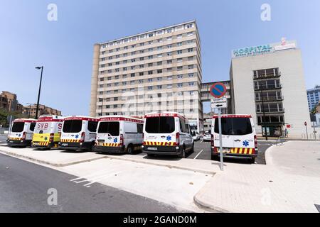 Valencia, Spagna - 24 luglio 2021: Facciata principale con parcheggio ambulanza in primo piano dell'Ospedale pubblico 'Arnau de Vilanova' di Valencia Foto Stock