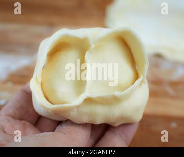 Manty. Vaporizzare il manti con un ripieno di succo. Delizioso pasto dietetico. Gnocchi al vapore. Manty ripieno. Foto Stock