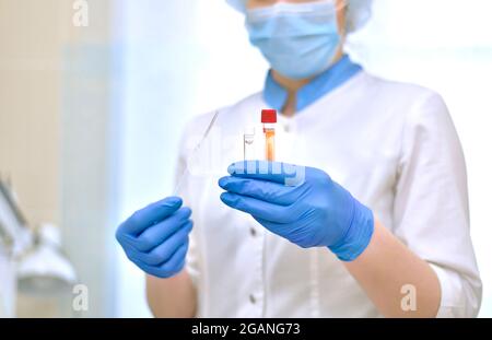 Il processo di separazione del siero di sangue dal fibrinogeno in laboratorio. Foto Stock