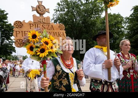 Czestochowa, Polonia. 31 luglio 2021. Un altipiano che tiene un simbolo religioso con girasoli, durante il pellegrinaggio.ogni anno in estate, migliaia di pellegrini vengono al monastero di Jasna Gora a Czestochowa per pregare davanti all'immagine della Madonna Nera. Tradizionalmente, ogni anno, gli altipiani vengono anche a Jasna Gora. Il Monastero di Jasna Gora è il più grande santuario della Polonia per tutti i cattolici. (Foto di Wojciech Grabowski/SOPA Images/Sipa USA) Credit: Sipa USA/Alamy Live News Foto Stock