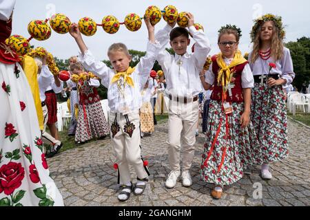 Czestochowa, Polonia. 31 luglio 2021. Giovani altipiani hanno visto camminare con un enorme rosario durante il pellegrinaggio.ogni anno in estate, migliaia di pellegrini vengono al monastero di Jasna Gora a Czestochowa per pregare davanti all'immagine della Madonna Nera. Tradizionalmente, ogni anno, gli altipiani vengono anche a Jasna Gora. Il Monastero di Jasna Gora è il più grande santuario della Polonia per tutti i cattolici. (Foto di Wojciech Grabowski/SOPA Images/Sipa USA) Credit: Sipa USA/Alamy Live News Foto Stock