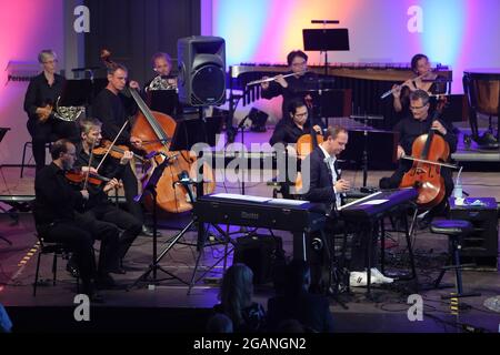 Wernigerode, Germania. 31 luglio 2021. I musicisti della Philharmonic Chamber Orchestra fanno musica nel Marstall. L'Orchestra Filarmonica da Camera ha aperto il 26° Festival dei Pap con il Trio Cristin Claas. Fino al 28.08.2021 si terranno concerti e spettacoli di opera in condizioni di Corona. In questo, il gioco 'la Tragödie de Carmen' sarà messo in scena. Il concerto di apertura si è tenuto quest'anno in una sala concerti a causa delle condizioni meteorologiche. Credit: Fahren/dpa-Zentralbild/ZB/dpa/Alamy Live News Foto Stock