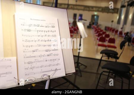 Wernigerode, Germania. 31 luglio 2021. Vista di un foglio di musica nel Marstall. L'Orchestra Filarmonica da Camera ha aperto il 26° Festival dei Pap con il Trio Cristin Claas. Fino al 28.08.2021 si terranno concerti e spettacoli di opera in condizioni di Corona. In questo, il gioco 'la Tragödie de Carmen' sarà messo in scena. Il concerto di apertura si è tenuto quest'anno in una sala concerti a causa delle condizioni meteorologiche. Credit: Fahren/dpa-Zentralbild/ZB/dpa/Alamy Live News Foto Stock