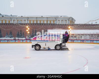 Mosca. Russia. 12 febbraio 2021. La Piazza Rossa. Un'auto pulisce la neve e pulisce il ghiaccio sulla pista di pattinaggio del grande magazzino principale in una giornata invernale durante una nevicata. Foto Stock