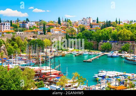 Porto nella città vecchia di Antalya o Kaleici in Turchia Foto Stock