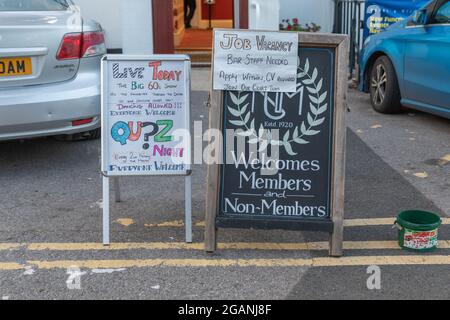 31 luglio 2021. Southend on Sea, Regno Unito. Posti di lavoro vacanti, personale necessario, cartello, pubblicità per il personale del bar. Mancanza di personale di ospitalità Foto Stock