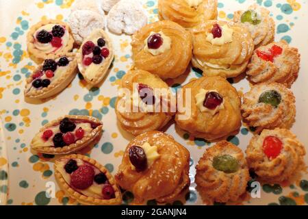 Zeppole di San Giuseppe e biscotti di pasta di mandorle. Dolci tipici dell'Italia meridionale Foto Stock