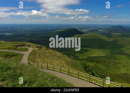 Vista della catena Puys in Alvernia, panoramica delle Domes. Puy de Dome Foto Stock