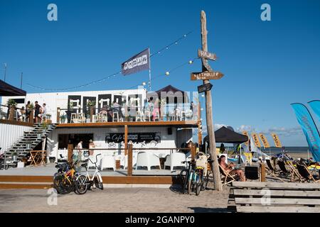 Pärnu, Estonia - 11 luglio 2021: Aloha surf center sulla spiaggia di Pärnu che offre corsi e attività. Foto Stock