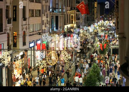 Istanbul, Istanbul, Turchia. 31 luglio 2021. Gente della folla che cammina in via Istiklal a Taksim. I turchi affollano la vita di istanbul di notte. (Immagine di credito: © Serkan Senturk/ZUMA Press Wire) Foto Stock