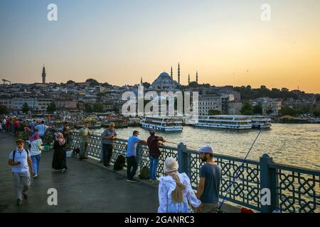 Istanbul, Istanbul, Turchia. 31 luglio 2021. I pescatori locali pescano il pesce dal Ponte di Galata e alcune persone camminano, in una bella giornata di sole, a Istanbul, Turchia. (Immagine di credito: © Serkan Senturk/ZUMA Press Wire) Foto Stock
