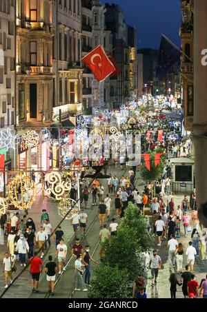 Istanbul, Istanbul, Turchia. 31 luglio 2021. Gente della folla che cammina in via Istiklal a Taksim. I turchi affollano la vita di istanbul di notte. (Immagine di credito: © Serkan Senturk/ZUMA Press Wire) Foto Stock