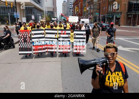 Attivista locale della materia delle vite nere, Hana Abdur-Rahim, Leads and Chants for Justice for Casey Goodson Jr. Durante la marcia e il rally.Friends and family of Casey Goodson Jr. Sono stati Uniti da attivisti Black Lives Matter al di fuori del Franklin County Common Pleas Courthouse per una marcia e rally per accusare l'ex vice Jason Meade, Che ha sparato e ucciso Casey Goodson Jr. Nel dicembre del 2020. Questo raduno è caduto il compleanno di Tamala Payne, la madre di Casey Goodson Jr., e ha caratterizzato le preghiere dei pastori locali, una parola dal avvocato di famiglia Sean Walton, le parole da Payne e una breve riflessione Foto Stock