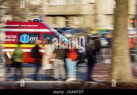 Bucarest, Romania - 01 aprile 2021: Un colpo di panico con un Servizio di emergenza per la rianimazione e l'Estrazione, breve chiamato SMURD, ambulanza in accelerazione Foto Stock